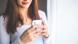 スマホ撮影する女性