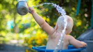 プールで遊ぶ赤ちゃん