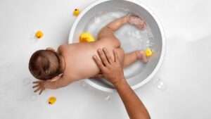 水遊びする赤ちゃん